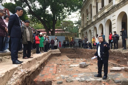 Các nhà khoa học trao đổi về khảo cổ Hoàng thành Thăng Long năm 2023.