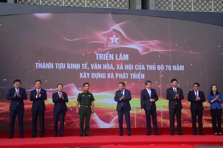 Các đại biểu khai mạc triển lãm.