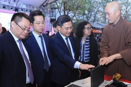 Các đại biểu tìm hiểu về kỹ thuật in cổ truyền tại Phố sách Xuân.