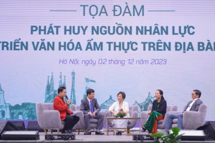 Các đại biểu trao đổi về các giải pháp khai thác ẩm thực để phát triển công nghiệp văn hoá.