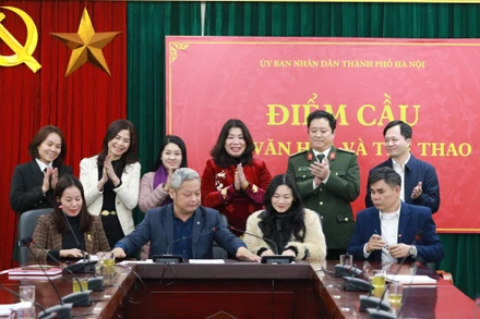 Đại diện các cơ quan, đơn vị trên địa bàn thành phố ký cam kết thực hiện Bộ tiêu chí về xây dựng môi trường văn hóa trong lễ hội truyền thống. 