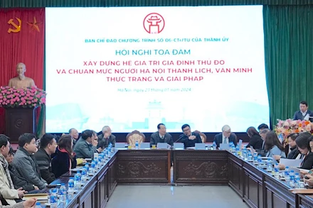 Các đại biểu trao đổi về những giải pháp nhằm xây dựng văn hóa Hà Nội xứng với tầm vóc của Thủ đô.