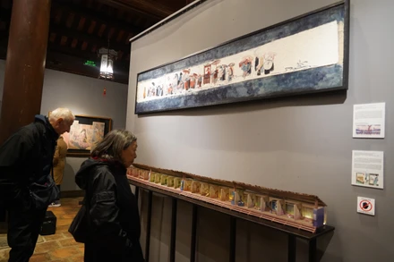 Khách tham quan khám phá các tác phẩm tại triển lãm. 