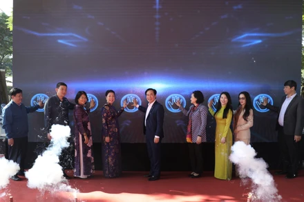 Bấm nút khai trương ứng dụng/ trang thông tin “Tây Hồ 360”.