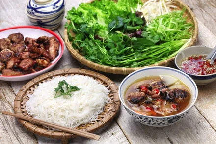 Bún chả-một món ăn bình dị của người Hà Nội, được nhiều khách du lịch ưa thích.