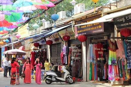 Làng lụa Vạn Phúc từ lâu đã là điểm đến du lịch hấp dẫn.