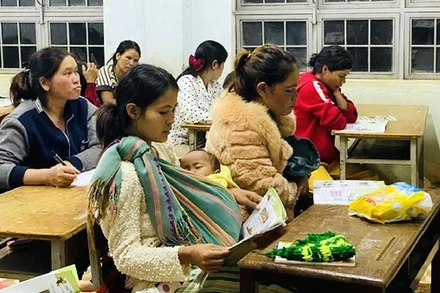 Lớp học xóa mù chữ ở làng Kret Krot, xã Hra, huyện Mang Yang, tỉnh Gia Lai.