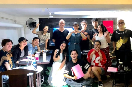 Đạo diễn Việt Linh (ngoài cùng bên trái) và ê-kíp thực hiện kịch đọc của Sân khấu Hồng Hạc. (Ảnh HỒNG HẠC)