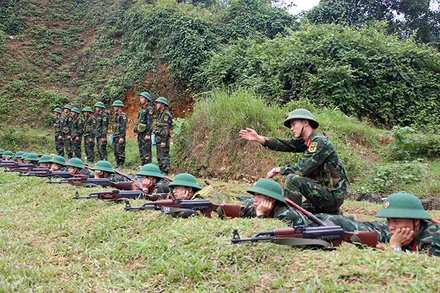 Chiến sĩ mới Tiểu đoàn 9, Trung đoàn 98, Sư đoàn 316 (Quân khu 2) luyện tập bắn súng tiểu liên AK bài 1.