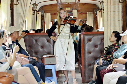 Trên toa xe lửa cổ trong "Hành trình đêm Đà Lạt".