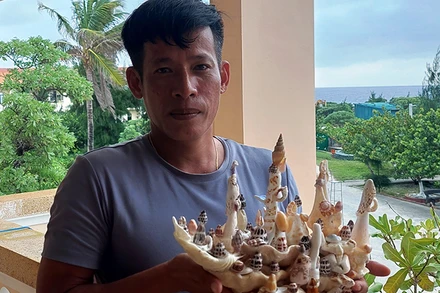 Phó Chủ tịch UBND xã Song Tử Tây Cao Văn Giáp với món đồ thủ công mỹ nghệ vừa được chế tác.