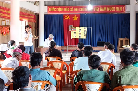 Cán bộ Viện Vật lý địa cầu hướng dẫn kỹ năng ứng phó động đất cho người dân huyện Kon Plông, tỉnh Kon Tum. (Ảnh Viện Vật lý địa cầu)