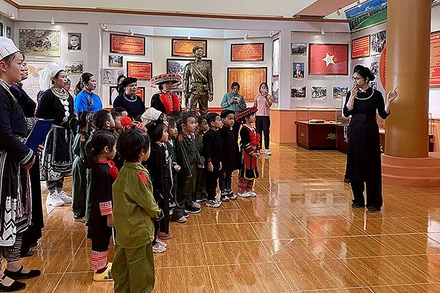 Các em học sinh tham quan, tìm hiểu Khu di tích quốc gia đặc biệt rừng Trần Hưng Đạo (huyện Nguyên Bình, tỉnh Cao Bằng). (Ảnh THỦY TIÊN)