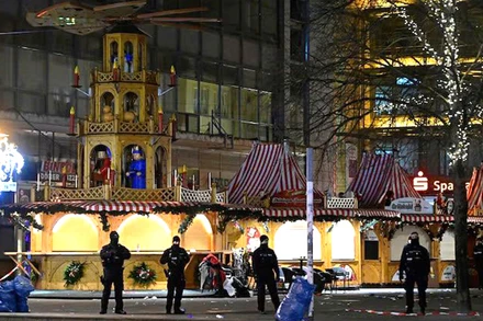 Lực lượng an ninh Đức bảo vệ hiện trường vụ đâm xe. (Ảnh GETTY)