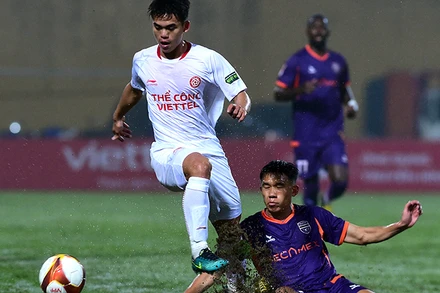 Thể Công Viettel (áo trắng) thua Becamex Bình Dương 0-1. (Ảnh TRẦN HẢI)