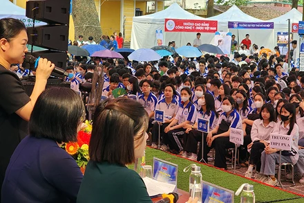 Hoạt động tư vấn tuyển sinh, hướng nghiệp năm 2024 tại Trường THPT Đồng Quan, huyện Phú Xuyên, TP Hà Nội. (Ảnh MAI MAI)