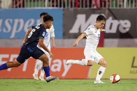 Thép Xanh Nam Định (áo trắng) tràn đầy khát vọng hướng tới ngôi vô địch.