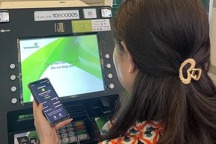 Sẽ xử lý nghiêm trường hợp phòng giao dịch, chi nhánh để ATM thiếu tiền. Trong ảnh: Khách hàng rút tiền tại ATM của Vietcombank.