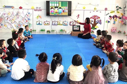 Ứng dụng công nghệ thông tin trong hoạt động giảng dạy tại Trường mầm non Xuân Hải, huyện Nghi Xuân, tỉnh Hà Tĩnh. (Ảnh LÊ BÌNH)