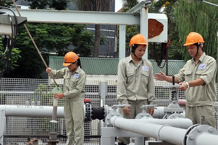 Công nhân Công ty TNHH MTV Thoát nước Hà Nội vận hành hệ thống xử lý nước thải. (Ảnh Trần Sơn)