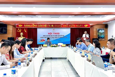 Các đại biểu tham dự Hội thảo "Nâng cao hiệu quả thi hành Luật Đất đai: Chống lãng phí và vi phạm trong sử dụng đất công". (Ảnh QUANG HÙNG)