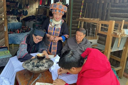 Du khách trải nghiệm hoạt động vẽ sáp ong tại Sa Pa (Lào Cai).