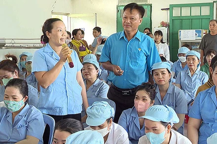 Liên đoàn Lao động tỉnh Bình Phước tổ chức tuyên truyền, phổ biến pháp luật cho hơn 150 công nhân, người lao động Công ty LD Medevice 3S, thị xã Chơn Thành. (Ảnh ĐỖ TRÌNH)