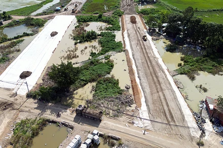 Thi công đường song hành thuộc dự án đường vành đai 4-vùng Thủ đô, đoạn thuộc huyện Thanh Oai, Hà Nội. (Ảnh THỦY NGUYÊN)