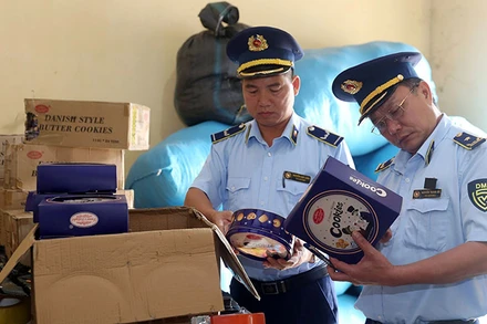 Lực lượng đội cơ động, Cục Quản lý thị trường Lào Cai kiểm tra xuất xứ hàng hóa. (Ảnh QUỐC KHÁNH)