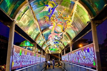 Cầu đi bộ qua phố Trần Nhật Duật nay trở thành một không gian văn hóa-sáng tạo của quận Hoàn Kiếm, TP Hà Nội.