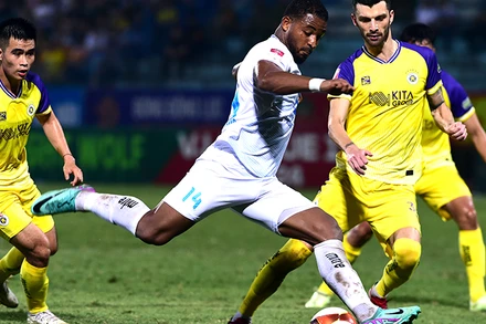 Đội Thép Xanh Nam Định (áo trắng) thắng đội chủ nhà Hà Nội FC với tỷ số 2-1. (Ảnh TRẦN HẢI)