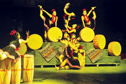 Tiết mục đạp trống "Tiếng vọng miền sơn cước" (Trường trung cấp Nghệ thuật Xiếc và Tạp kỹ Việt Nam) - Giải nhất Cuộc thi Tài năng Xiếc toàn quốc 2024. (Ảnh DƯƠNG THÙY)