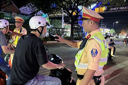 Lực lượng Cảnh sát giao thông thị xã Bến Cát, tỉnh Bình Dương kiểm tra nồng độ cồn của người điều khiển phương tiện tham gia giao thông. (Ảnh NGUYỄN PHỤNG)