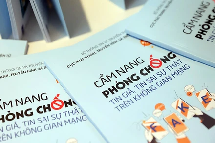 “Cẩm nang phòng chống tin giả, tin sai sự thật trên không gian mạng” được phát hành theo hình thức sách in, sách điện tử. (Ảnh ANH VĂN)