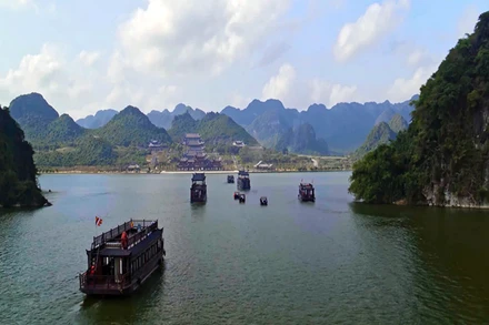 Vẻ đẹp bình yên ở chùa Tam Chúc.