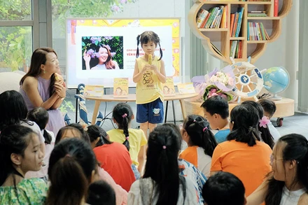 Các độc giả nhí giao lưu với nhà văn Yên Khương tại "Góc đọc cuối tuần" của Nhà xuất bản Kim Đồng.