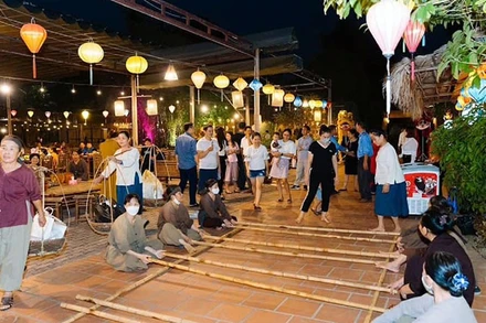 Du khách khám phá không gian Chợ quê và trải nghiệm các trò chơi dân gian truyền thống trong hành trình thưởng thức show "Tinh hoa Bắc Bộ". (Nguồn: Fanpage Tinh hoa Bắc Bộ)