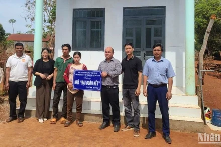 Ông Siu Trung, Phó Chủ tịch Ủy ban Mặt trận Tổ quốc Việt Nam tỉnh Gia Lai, đại diện nhà tài trợ bàn giao nhà cho các hộ nghèo.