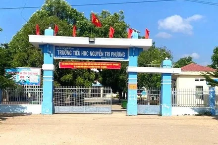 Ông L.V.L, giáo viên Trường Tiểu học Nguyễn Tri Phương, xã Ayun Hạ, huyện Phú Thiện bị tạm giữ để điều tra về hành vi dâm ô nhiều nữ sinh tiểu học.