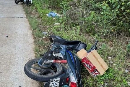 Phương tiện và nạn nhân được phát hiện bên lề đường.