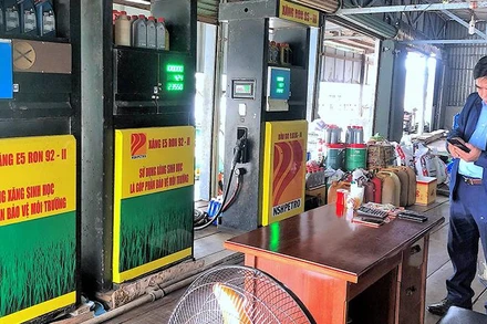 Lực lượng chức năng Cà Mau kiểm tra một đơn vị bán lẻ xăng dầu và phát hiện sai phạm tại đơn vị này. 