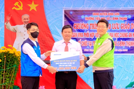 Trao tặng dụng cụ học tập cho Trường tiểu học số 2 Bình Thạnh, huyện Bình Sơn.