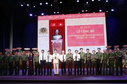 Các đại biểu dự buổi lễ chức mừng các đồng chí được điều động và bổ nhiệm công tác mới.