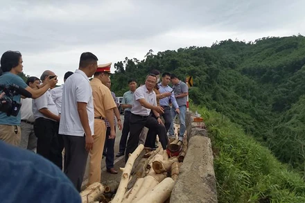 Ông Khuất Việt Hùng đến thị sát điểm xảy ra vụ tai nạn làm 4 người chết, 2 người bị thương tối 10/8.