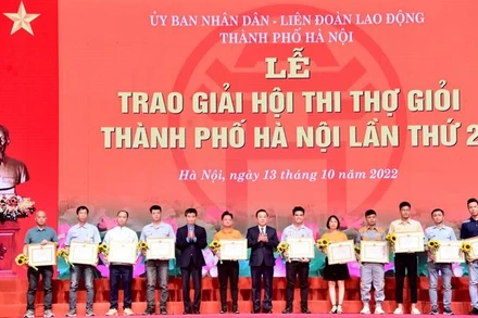 Phó Chủ tịch Tổng Liên đoàn Lao động Việt Nam Trần Văn Thuật và Phó Chủ tịch Ủy ban nhân dân Thành phố Hà Nội Chử Xuân Dũng trao giải nhất tặng các thí sinh.