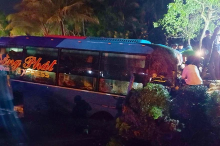 Lực lượng cứu hộ giải cứu thành công tài xế bị kẹt trong cabin (Ảnh: THANH NGHĨA)