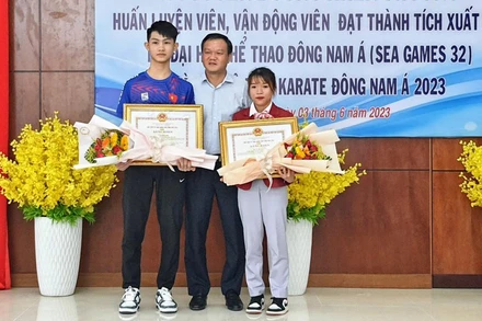 Ông Đào Mỹ, Phó Chủ tịch UBND tỉnh Phú Yên tặng bằng khen cho vận động viên Lê Thị Tuyết và Văn Minh Hiếu.