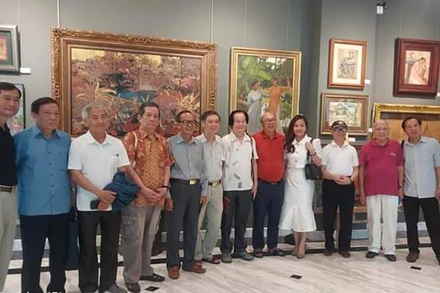 Đoàn Hội Nhà văn Việt Nam tham quan Bảo tàng.