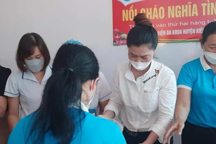 Hơn 200 suất cháo nghĩa tình đầu tiên được Hội Liên hiệp phụ nữ huyện Kiến Xương (tỉnh Thái Bình) tổ chức nấu, phát miễn phí cho bệnh nhân.