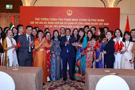 Thủ tướng Phạm Minh Chính và Phu nhân chụp ảnh lưu niệm với cán bộ, nhân Đại sứ quán Việt Nam và bà cao kiều bào.